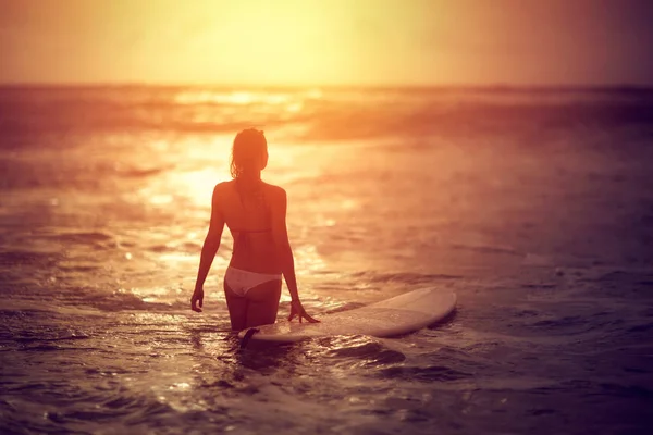 Belle femme debout dans l'océan avec planche de surf — Photo