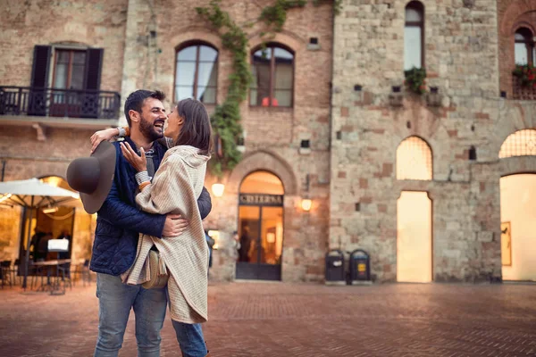 Paar genieten in romantische avond wandelen op vakantie — Stockfoto