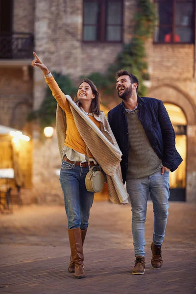 Pareja enamorada, disfrutando en una hermosa caminata nocturna juntos —  Fotos de Stock