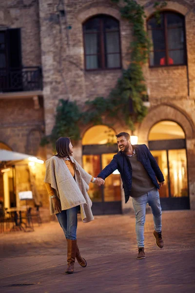 Couple touristique marchant dans la rue ensemble — Photo