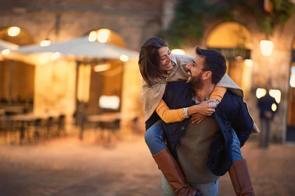 Pareja divirtiéndose en vacaciones juntos — Foto de Stock