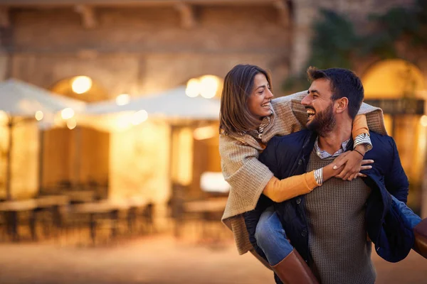 Man en vrouw met plezier op vakantie samen — Stockfoto