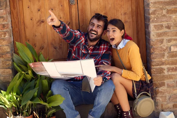 Casal de turistas usando mapa como guia de férias — Fotografia de Stock