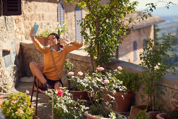 Vrouw maken selfie op vakantie — Stockfoto