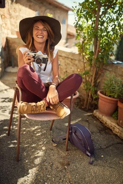 Fun travel -woman enjoying in vacation time and taking picture — Stock Photo, Image