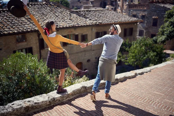 Fiatal pár az olaszországi-a turisták férfi és nő látogat Toscana — Stock Fotó