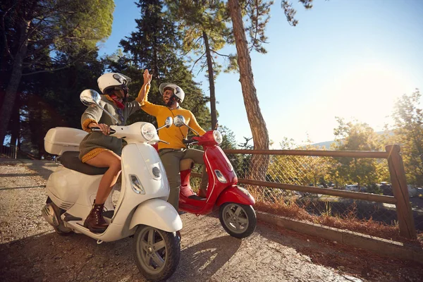 陽気なカップルは、スクーターに乗って、休暇でイタリアを見て — ストック写真