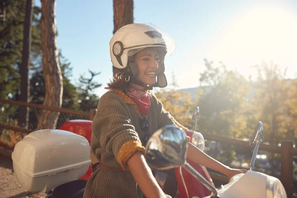 Neşeli kadın bir scooter sürme ve tatil Italya bakıyor — Stok fotoğraf