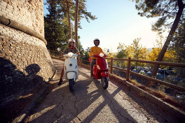 Fröhliches Paar, das auf dem Motorrad unterwegs ist und Italien auf Italien betrachtet — Stockfoto