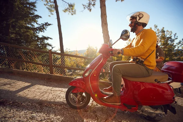 Homme voyageant à moto et s'amusant en vacances — Photo