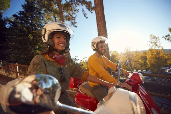 Femme et homme voyageant à moto et s'amusant en vacances — Photo