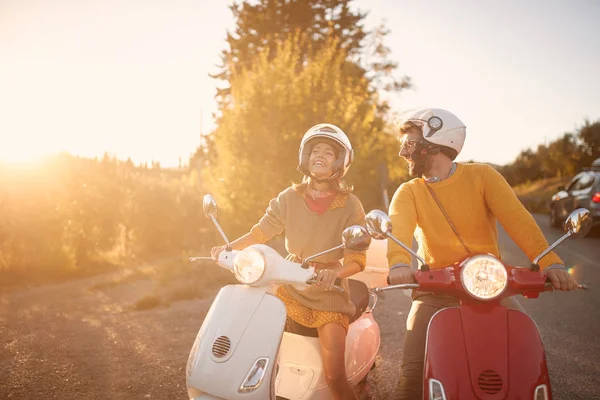 Pasangan bahagia dengan skuter menikmati perjalanan liburan — Stok Foto