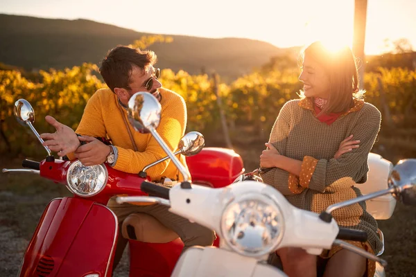 Pareja romántica montando en una scooter en Europa y disfrutando de vacaciones — Foto de Stock