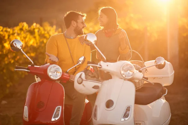 Uomo e donna in scooter godendo in viaggio romantico su strada — Foto Stock