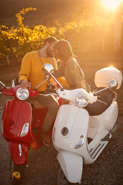 Szczęśliwa para na skuterze korzystających w romantycznej podróży drogowego na wakacjach — Zdjęcie stockowe