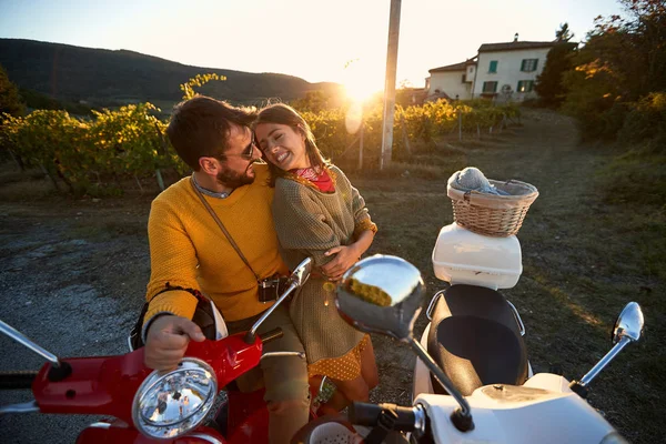 Romantikus férfi és nő az Európai nyaraláson — Stock Fotó