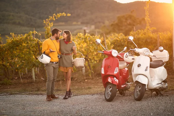 Hombre y mujer disfrutando de un viaje romántico por carretera de vacaciones — Foto de Stock