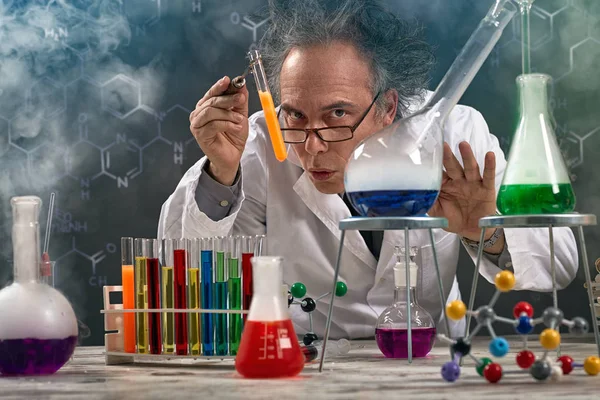 Irrer Professor für Chemie-Experiment durchgeführt — Stockfoto