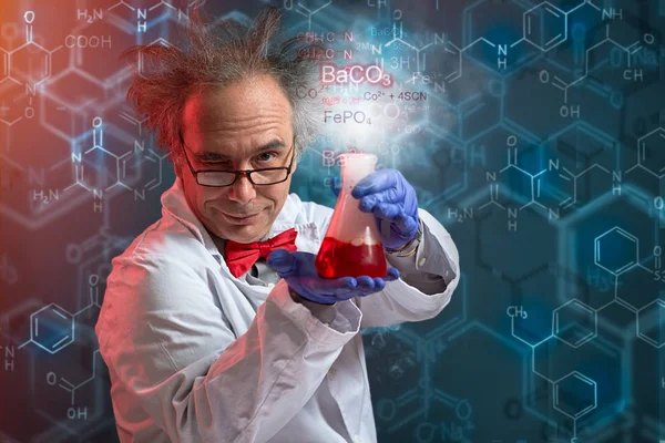Verrückte Chemie zeigt sein Experimentierprodukt — Stockfoto