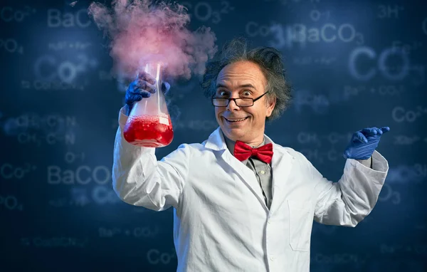 Happy chemicus met zijn succesvolle experiment — Stockfoto