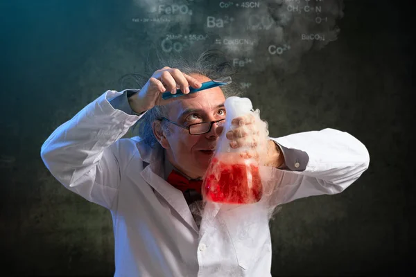 Final touch in chemistry — Stock Photo, Image