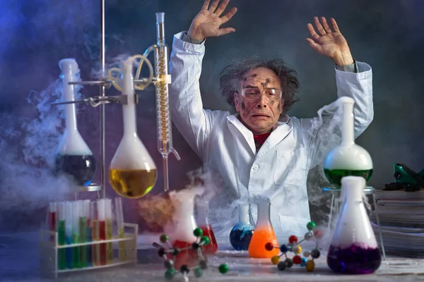 Божевільний вчений в лабораторії, оточений димом від вибуху — стокове фото
