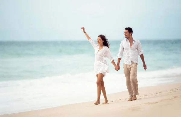 Coppia passeggiando sulla spiaggia — Foto Stock