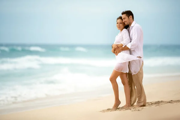 浪漫夫妇在爱在海滩上 — 图库照片