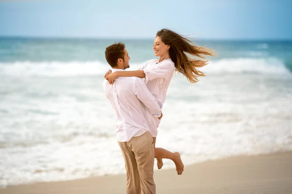 Romantische Liebhaber am Strand — Stockfoto