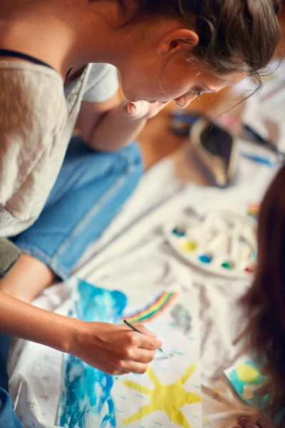 Woman artist painting — Stock Photo, Image