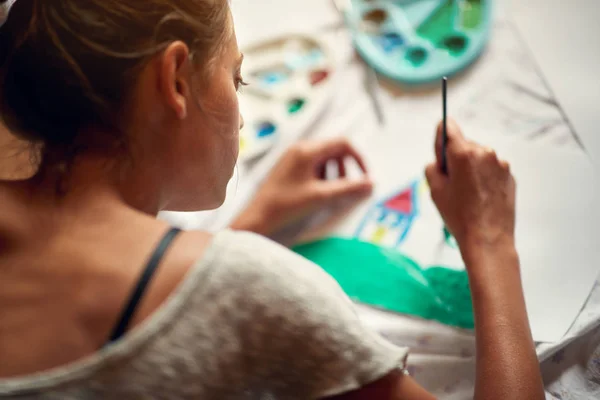 Female artist painting — Stock Photo, Image