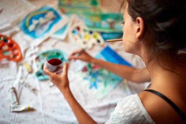 Female artist enjoy in painting — Stock Photo, Image