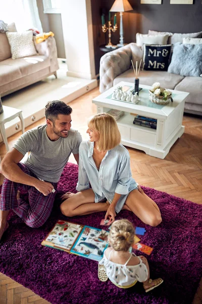 Donna e uomo innamorati del bambino femmina, vista dall'alto — Foto Stock