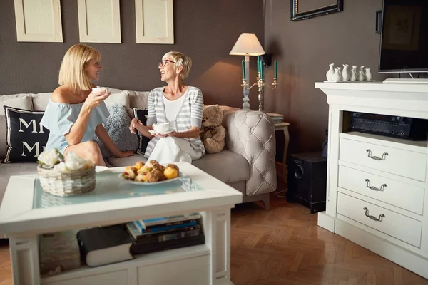 Tochter mit Mutter beim Kaffeetrinken — Stockfoto