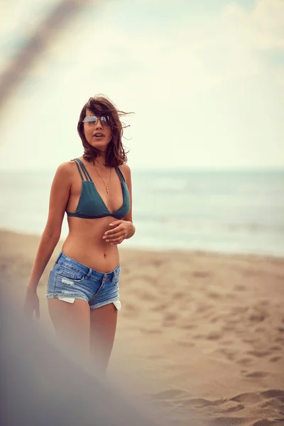 해변에서 걷는 매력적인 섹시한 여자 — 스톡 사진
