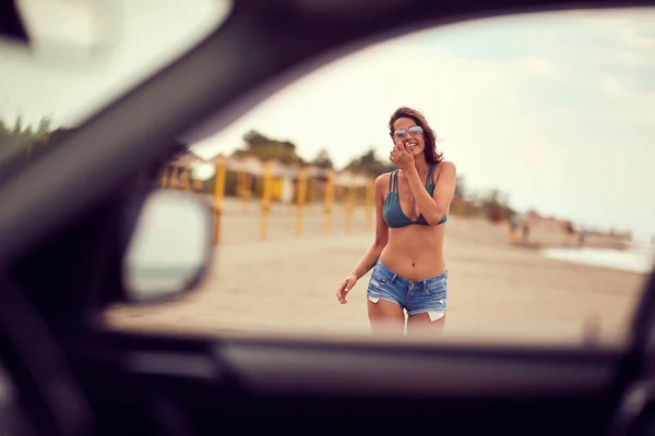 Attraktive sexy Mädchen zu Fuß am Strand — Stockfoto