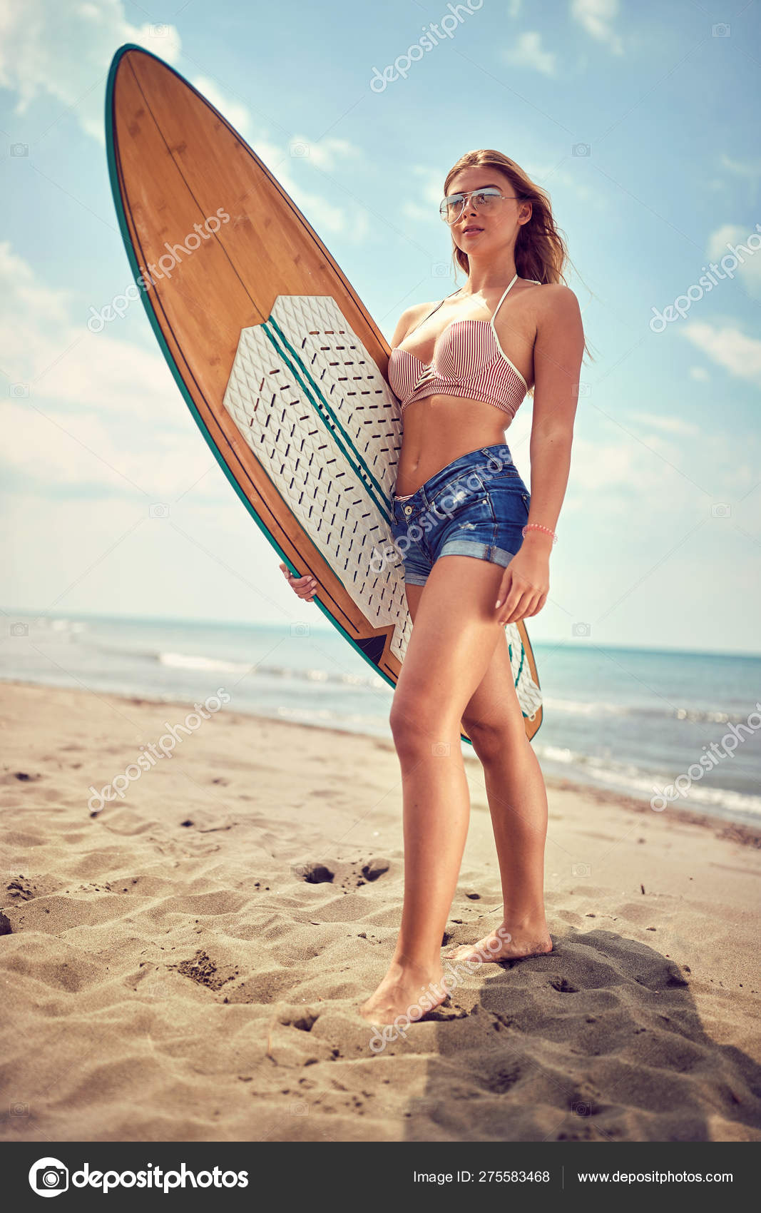 Spoedig Duizeligheid Edele Surfen meisje-moderne actieve sport lifestyle en zomer vakantie ⬇  Stockfoto, rechtenvrije foto door © luckybusiness #275583468