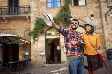 seyahat tatillerinde çift. İnsanlar yaz tatilinde seyahat