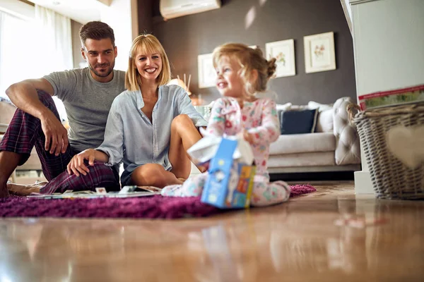 Glad familj tillsammans på morgonen — Stockfoto