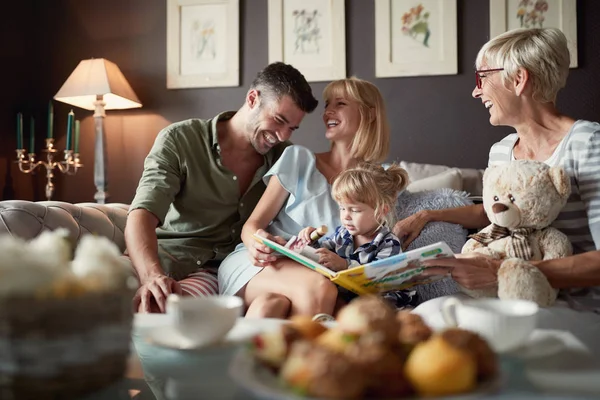 Familj med dotter och mormor njuter — Stockfoto