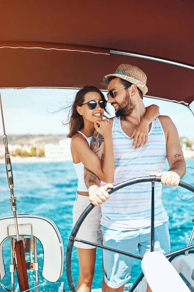 Belo casal de amantes navegando em uma boa — Fotografia de Stock