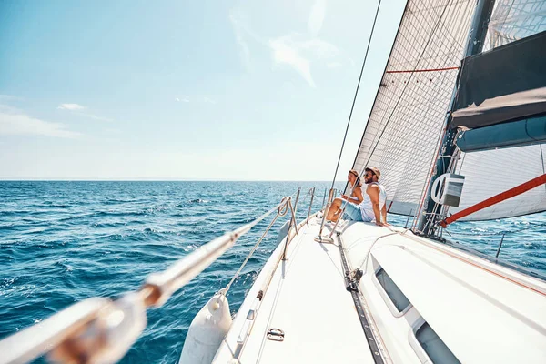 Ung man och kvinna njuter av utsikten på kryssningsfartyg däck — Stockfoto