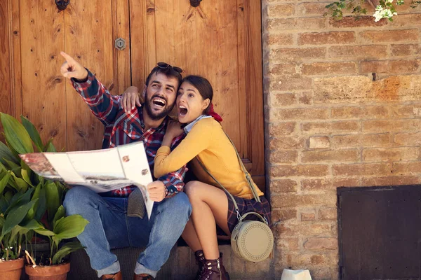 Ευτυχισμένο νεαρό ζευγάρι για ταξιδιωτικές διακοπές στην Ευρώπη. γυναίκες και άνδρες που αγαπούν το ταξίδι — Φωτογραφία Αρχείου