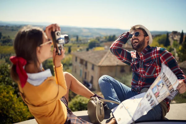 Fun utazás-pár élvezi a vakáció ideje, és figyelembe kép — Stock Fotó