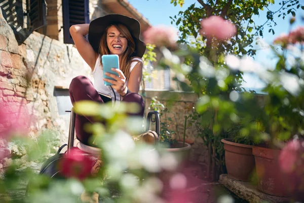 Vicces nő így selfie nyaralni — Stock Fotó