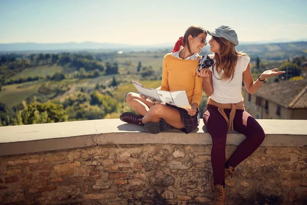 Amici divertenti che si divertono in vacanza insieme in Italia — Foto Stock