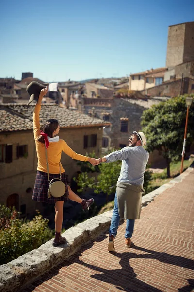 Unga par på Italien - man och kvinna besöker Toscana — Stockfoto