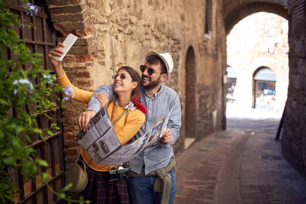 Komik kız ve adam tatil zaman zevk ve birlikte selfie yapma — Stok fotoğraf