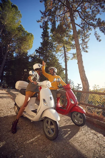 Пара езда на скутере и глядя на Италию на отдыхе — стоковое фото