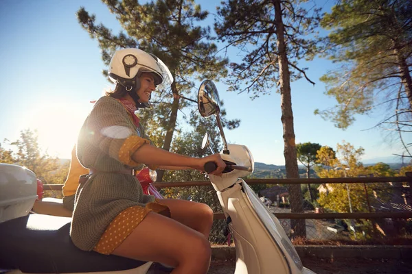 Meisje reist op motorfiets en plezier hebben — Stockfoto